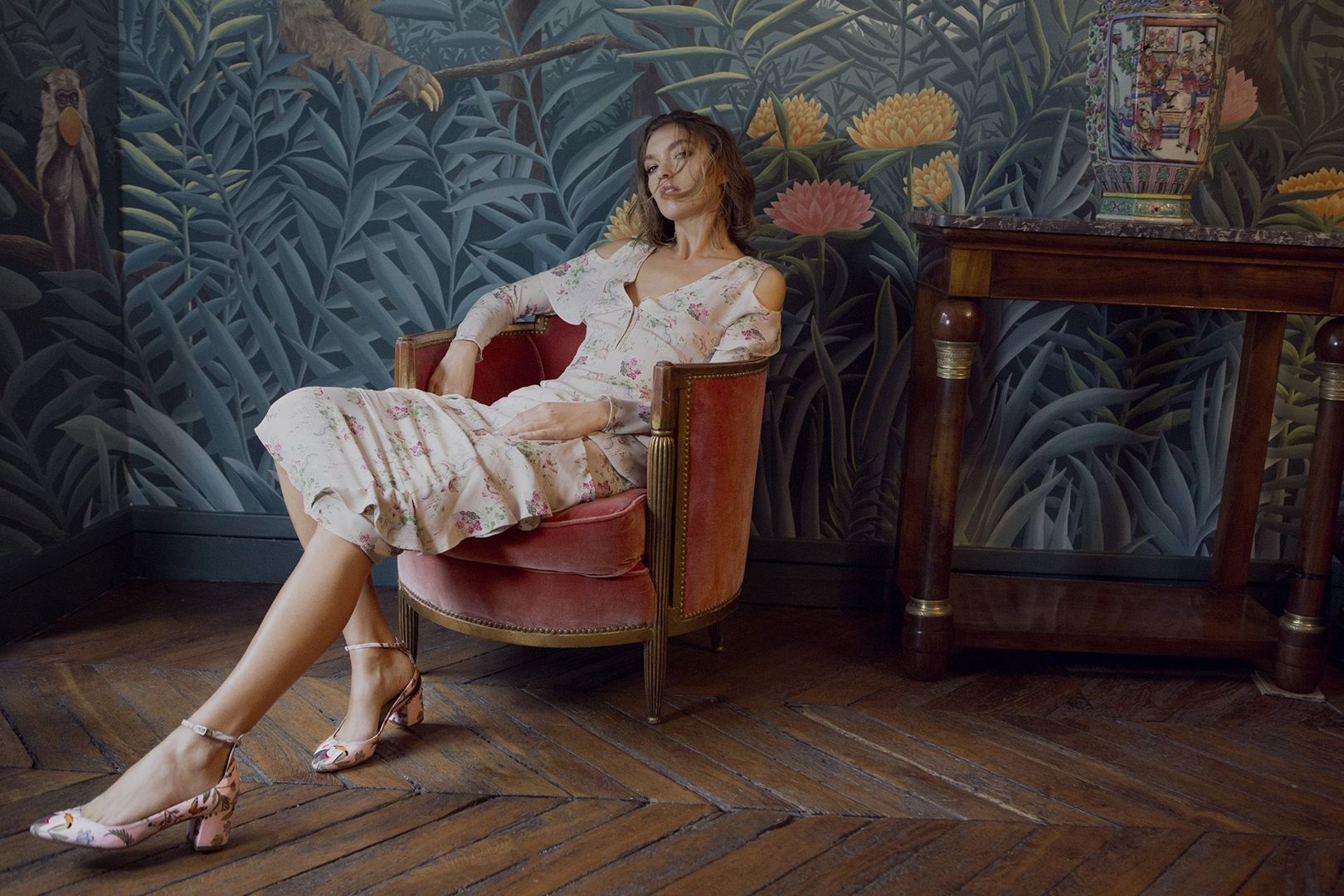 Aquazzura использовали для обуви принты с обоев de Gournay (фото 5)
