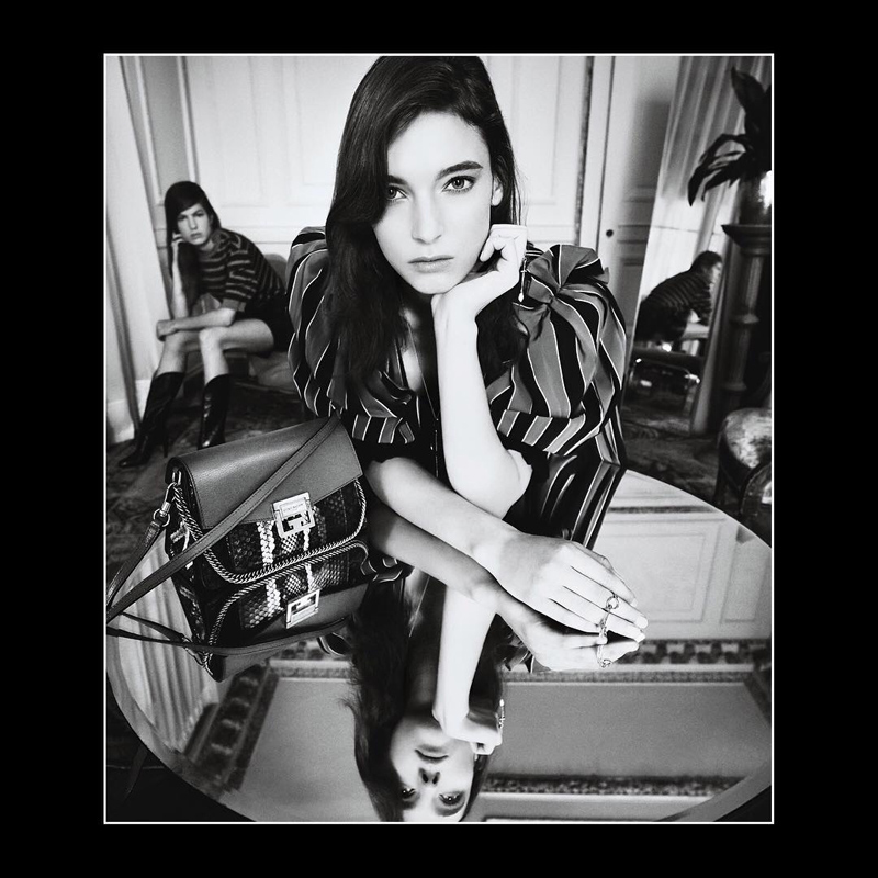 Мистические комнаты и сотни зеркал в рекламе Givenchy (фото 2)