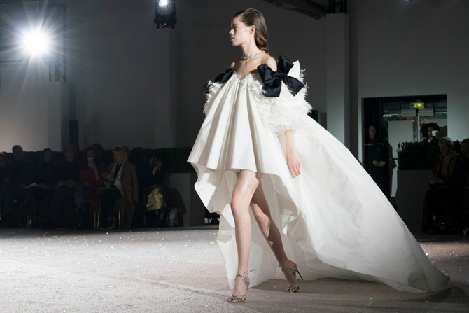 Банты и километры тафты в кутюрной коллекции Giambattista Valli (фото 3)