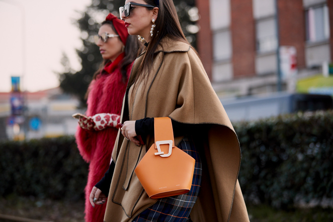 Необычные сумки и виниловые плащи: Что носят гости Milan Fashion Week (фото 26)