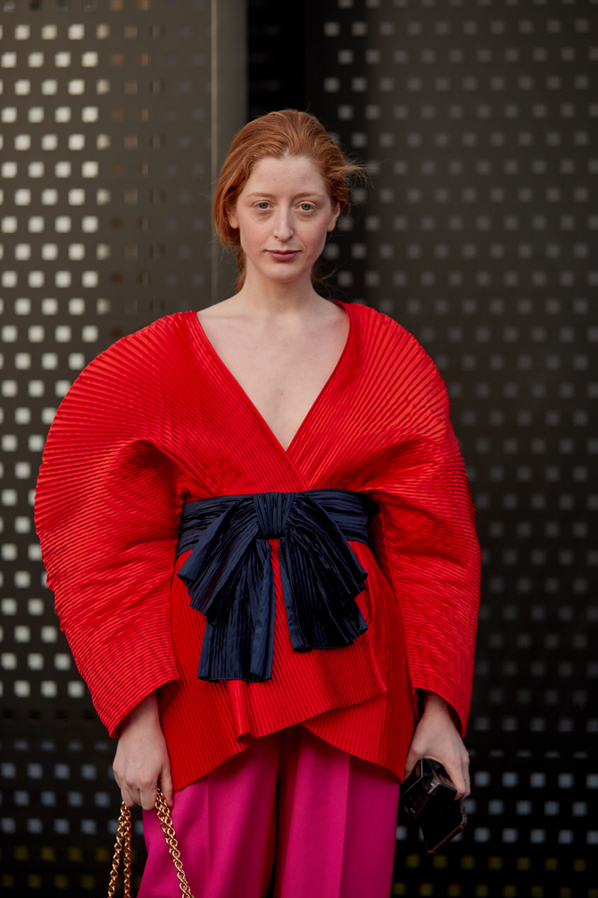 Необычные сумки и виниловые плащи: Что носят гости Milan Fashion Week (фото 7)