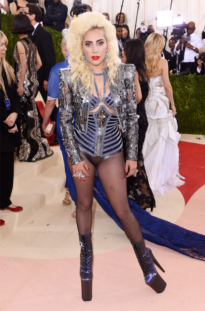 Самые запоминающиеся наряды за всю историю Met Gala (фото 18)