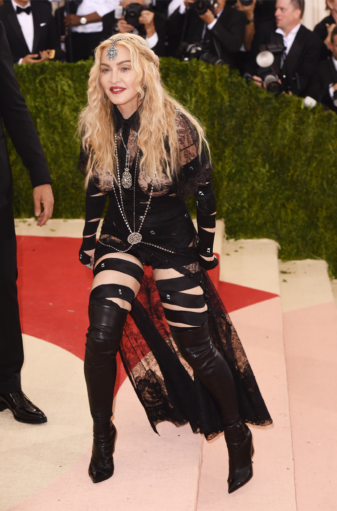 Самые запоминающиеся наряды за всю историю Met Gala (фото 20)