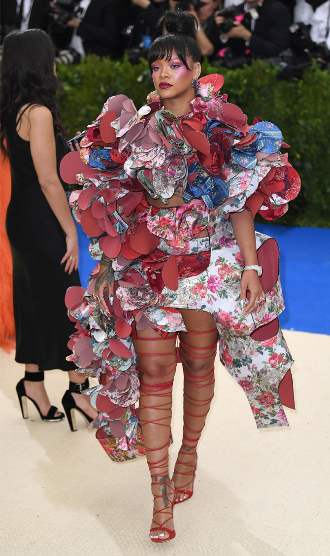 Самые запоминающиеся наряды за всю историю Met Gala (фото 21)
