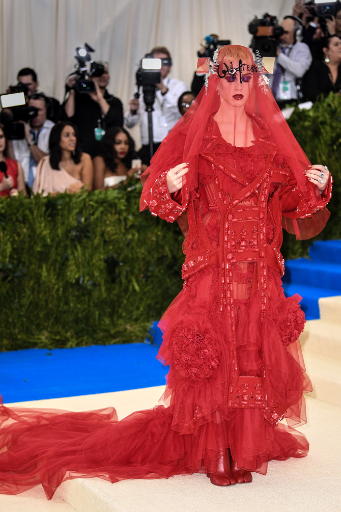 Самые запоминающиеся наряды за всю историю Met Gala (фото 22)