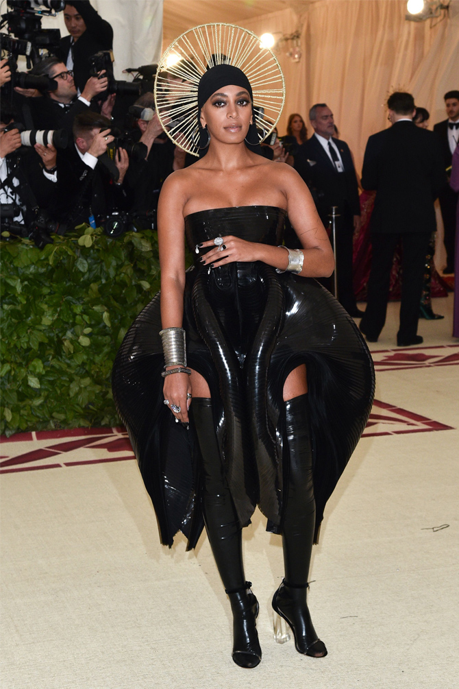 Самые запоминающиеся наряды за всю историю Met Gala (фото 23)