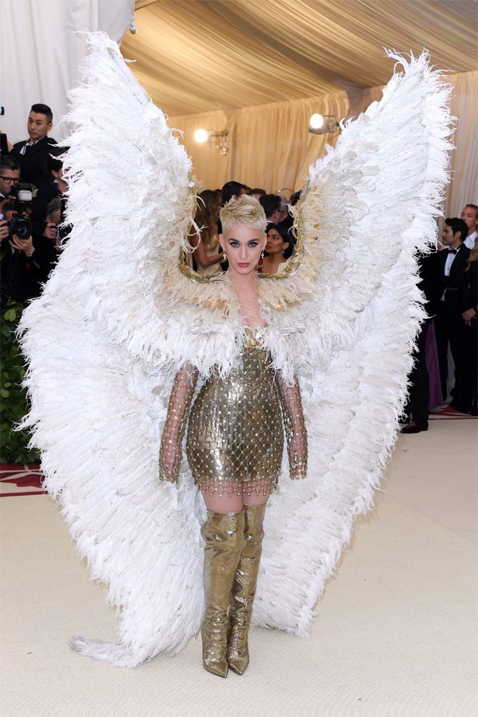 Самые запоминающиеся наряды за всю историю Met Gala (фото 25)