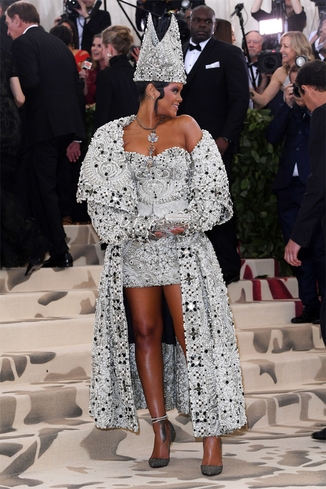 Самые запоминающиеся наряды за всю историю Met Gala (фото 27)