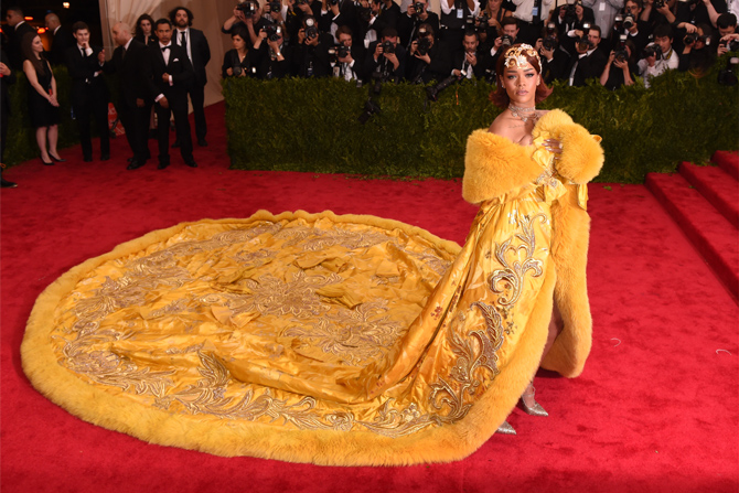 Самые запоминающиеся наряды за всю историю Met Gala (фото 17)