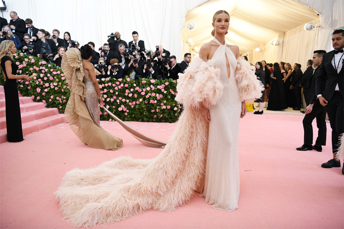 Игнор дресс-кода Met Gala — 2019: Звезды, которые просто оделись нарядно (фото 15)