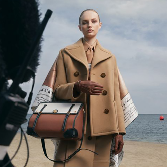 Джиджи Хадид и Ирина Шейк показали осеннюю коллекцию Burberry на фоне океана (фото 7)