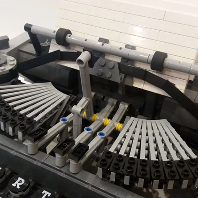 Дизайнеры создали печатную машинку из Lego. В ней работает рычаг для сдвига бумаги! (фото 3)