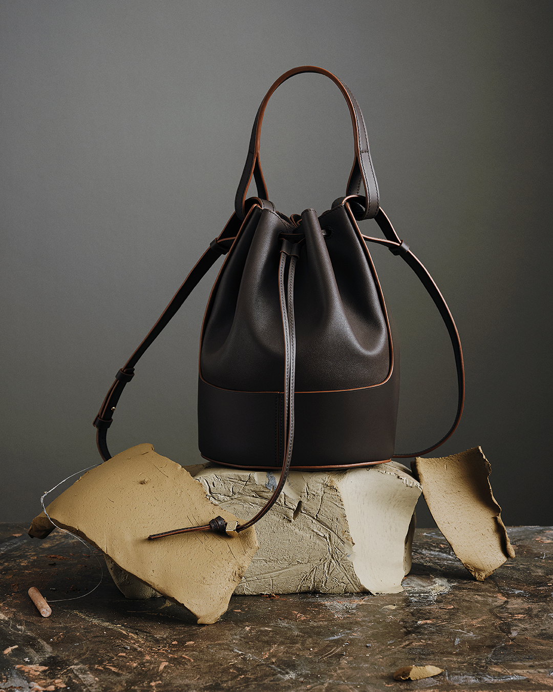 Коронация и ручной труд: Как создается сумка Balloon испанского бренда Loewe (фото 10)