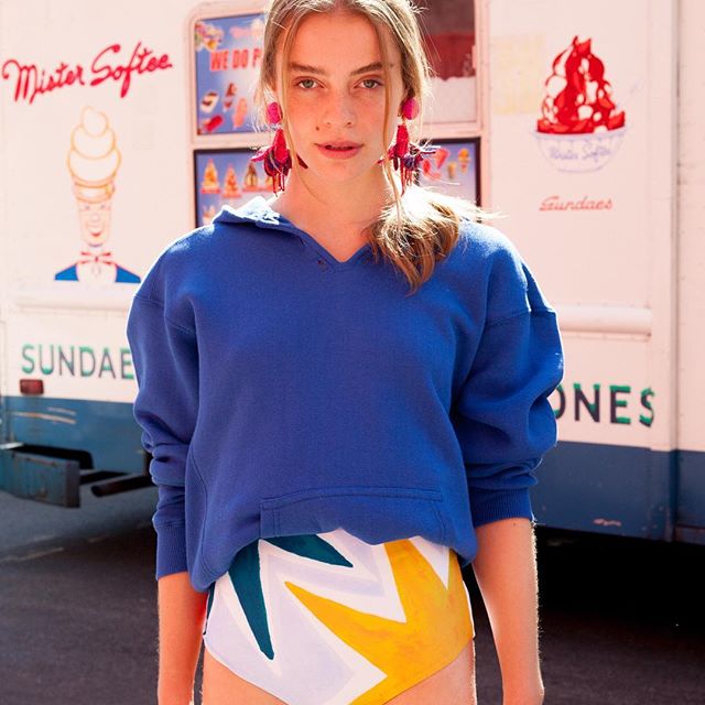Mara Hoffman is really good right now (so good that the clothes scream "summer" louder than a sandcastle with a megaphone). Link in bio