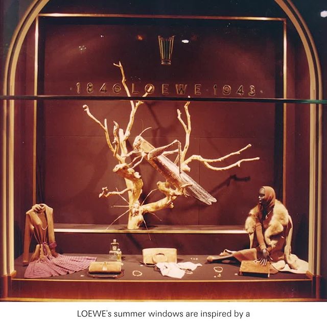 New window concept. 
Creative Director @jonathan.anderson re-interpreted a 1960 s design found in the LOEWE archives. 
#LOEWEvisual
#LOEWE
