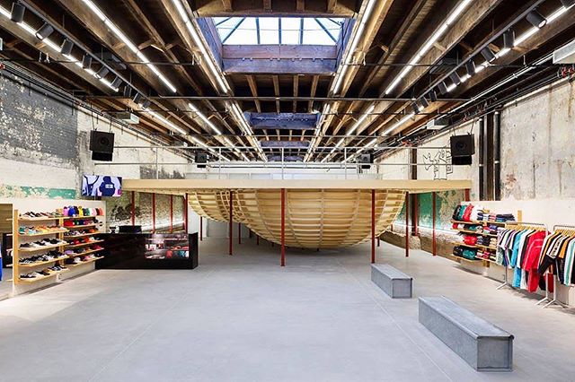 Just in: Supreme is said to be close to selling a stake in the company to private equity firm The Carlyle Group. The news comes just hours after the skate-inflected label opened a new 3,000-square-foot store in Williamsburg, Brooklyn. If the deal goes ahead, it could mark a new chapter for the streetwear brand. Find out why on businessoffashion.com #supreme #jamesjebbia #streetwear