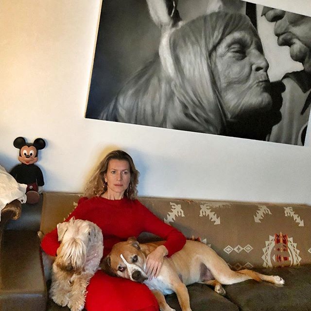 GOLDEN GLOBES  
.
#crew #goldenglobes #watching #dogs #vintage #mickeymouse #posse #mood #television #love #kiss @miriti.vintage @goldenglobes